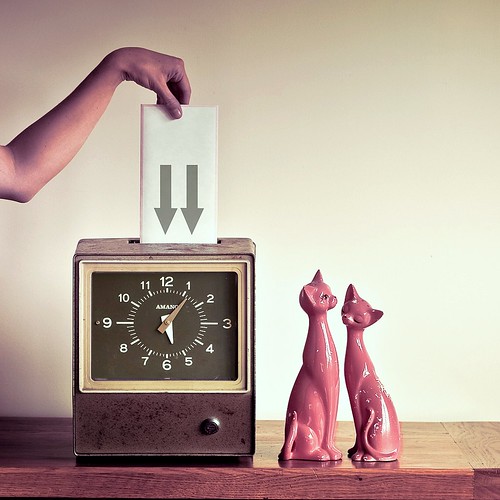 Cuba Gallery: Retro time clock cat