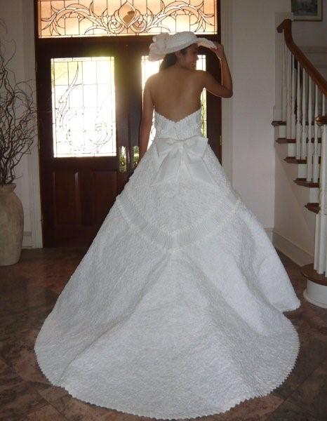  un vestido de novia hecho enteramente de papel higienico reciclado