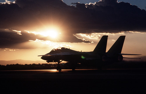  フリー画像| 航空機/飛行機| 軍用機| 戦闘機| F-14 トムキャット| F-14 Tomcat| 夕日/夕焼け/夕暮れ|     フリー素材| 