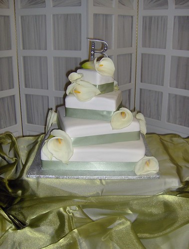 I had a wedding cake this weekend the cake was very simple with white 