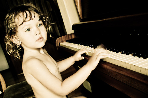 フリー画像|人物写真|子供ポートレイト|外国の子供|少年/男の子|ピアノ|フリー素材|