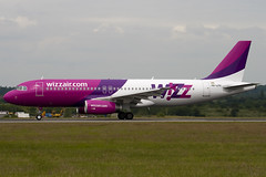 HA-LPV - 3927 - Wizzair - Airbus A320-232 - Luton - 090622 - Steven Gray - IMG_4702