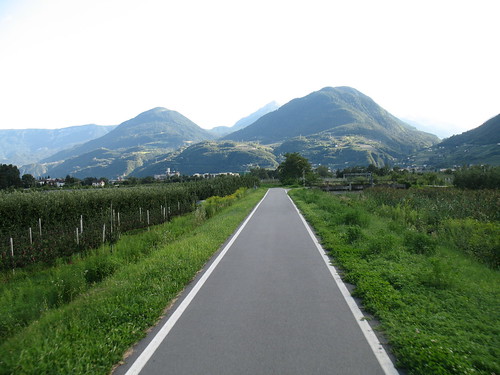 Der Radweg von Meran in Richtung Lana mit Blick in das Ultental