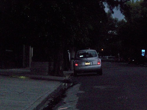 Nissan Micra 2005 en la obscuridad