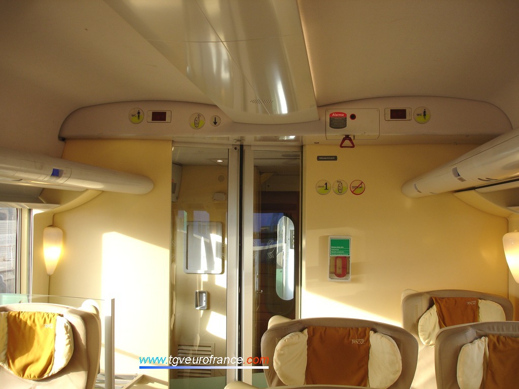 Vue de la porte automatique d'accès à la plateforme dans une voiture voyageurs Corail Téoz SNCF de 1ère classe