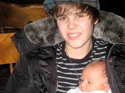 Justin-and-Jaxon-so-cute-justin-bieber-9265157-500-375 by Justin  Bieber's #1 Fangirl and Lover.