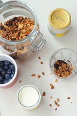 Une Breakfast Ordinaire- Granola, Yoghurt, Blueberries