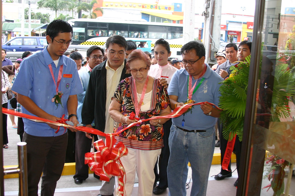 Thats Bariles assisting Mrs. Susan Yap and Atty.Paolo Acharon at the ribbon-cutting ceremony during the opening of Chowking Highway-GenSan.