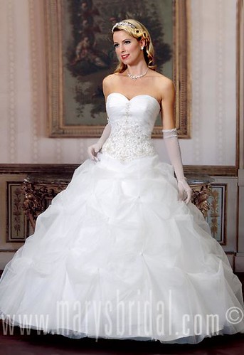 Balloon models and styles to strapless wedding dress.