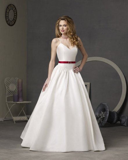 Simple Wedding Dresses Decorated with a Belt