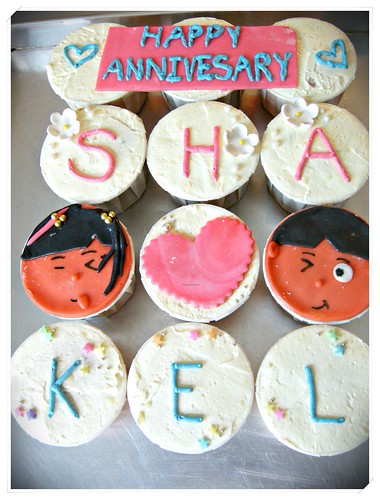 Sharin's ROM anniversary cupcakes 002