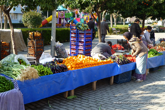 Montando los puestos de frutas y verduras en el mercado de Selçuk
