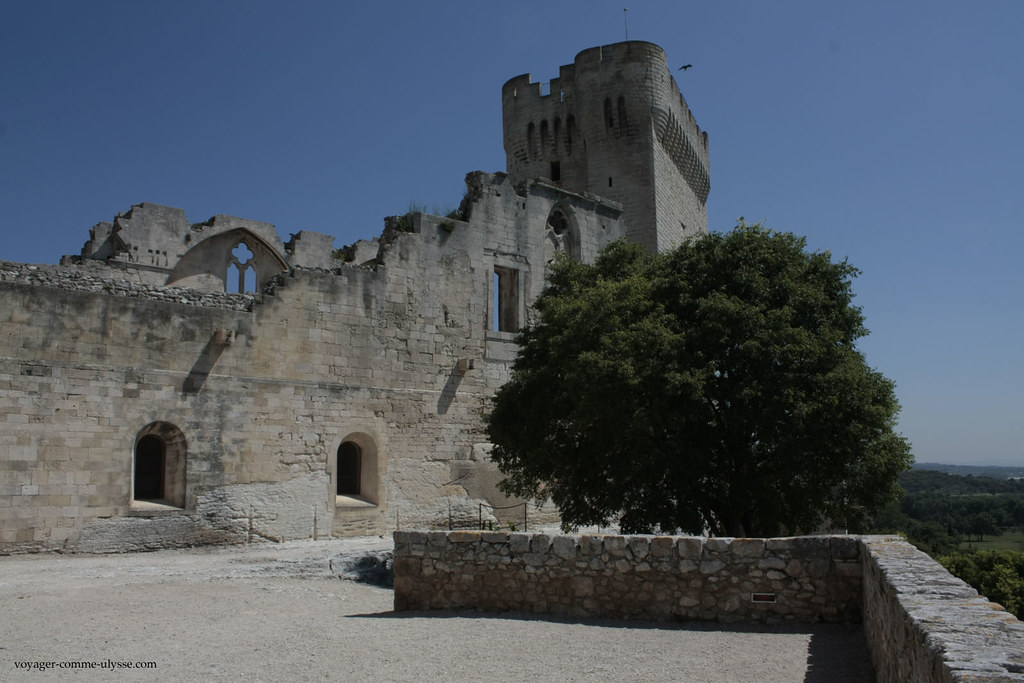 Ao fundo, a Torre Pons de l'Orme, construída durante as Grandes Companhias, após a guerra de Cem Anos
