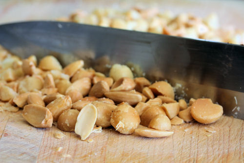 chopping nuts 5348