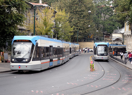 Bound for Zeytinburnu and Cabatas, tramways passing in Istanbul, Turkey, October, 3, 2009 por Ivan S. Abrams.