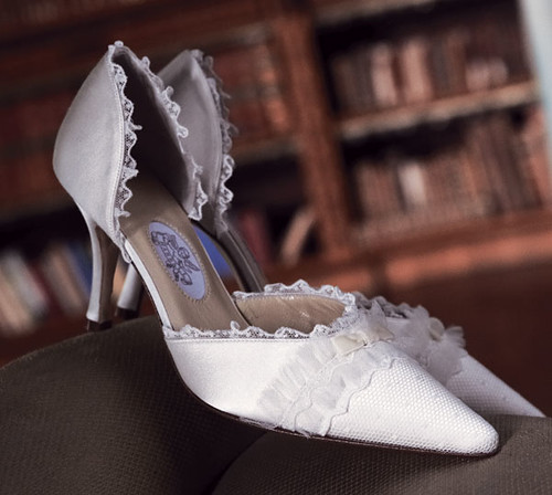 Wedding shoes with their lace and ribbon