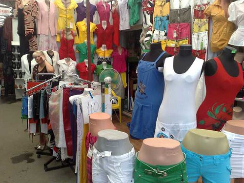 Femeie vinde haine la piaţa din Chişinău