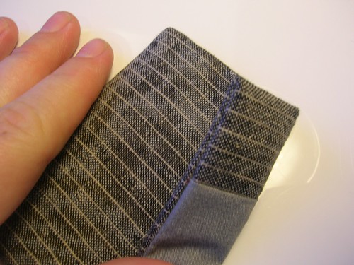 The finished pocket; if in topstitching any of the underlining shows through, the grey will keep the gaffe near undetectable.