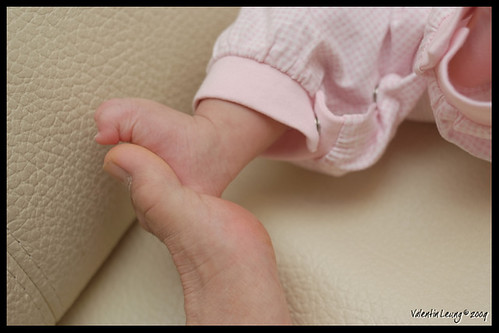 Myrtille's foot vs Dad's thumb