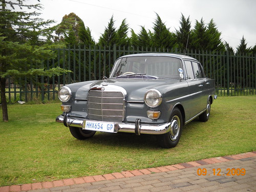 Mercedes Benz 1966 200 W110 p2 This picture was actually taken at my house