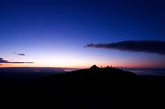 山頂で日の出を待ちわびる人々