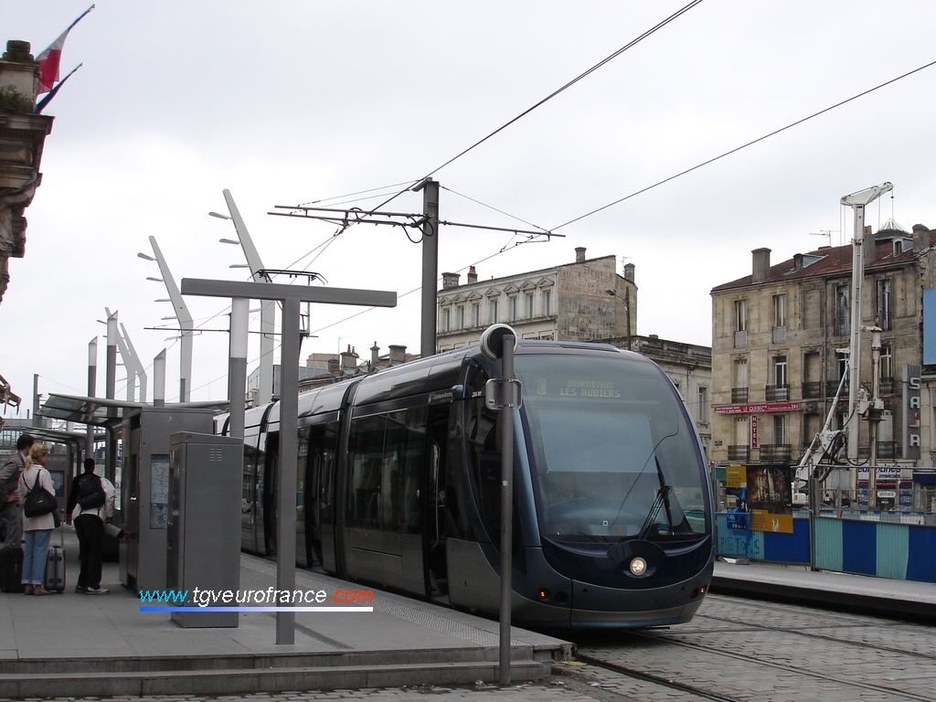 Le tramway de Bordeaux (ligne C Bègles Terres Neuves - Les Aubiers) marquant l'arrêt à la station "Gare St-Jean"