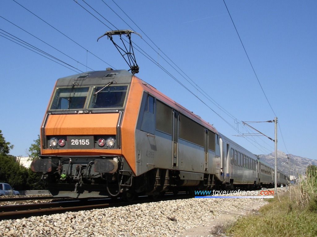 Une locomotive SYBIC de l'activité VFE longe l'autoroute A50 en direction de Marseille le 8 mai 2005.