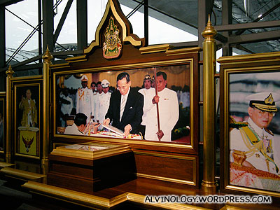 Pictures of the Thai royal family at the airport