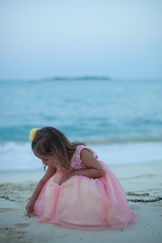 フリー写真素材|人物|子供|少女・女の子|ビーチ・砂浜|ドレス|