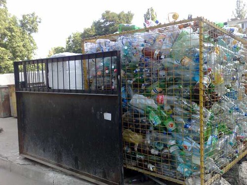 Lada cu sticle din plastic adunate separat în Chişinău la gunoişte