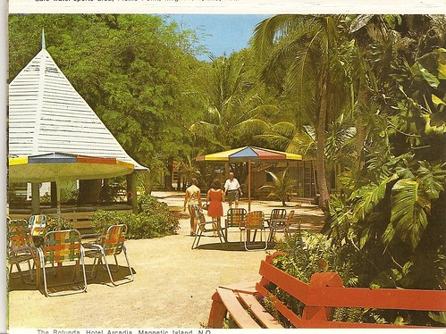 Hotel Arcadia Beer Garden c1971 por glen.h.