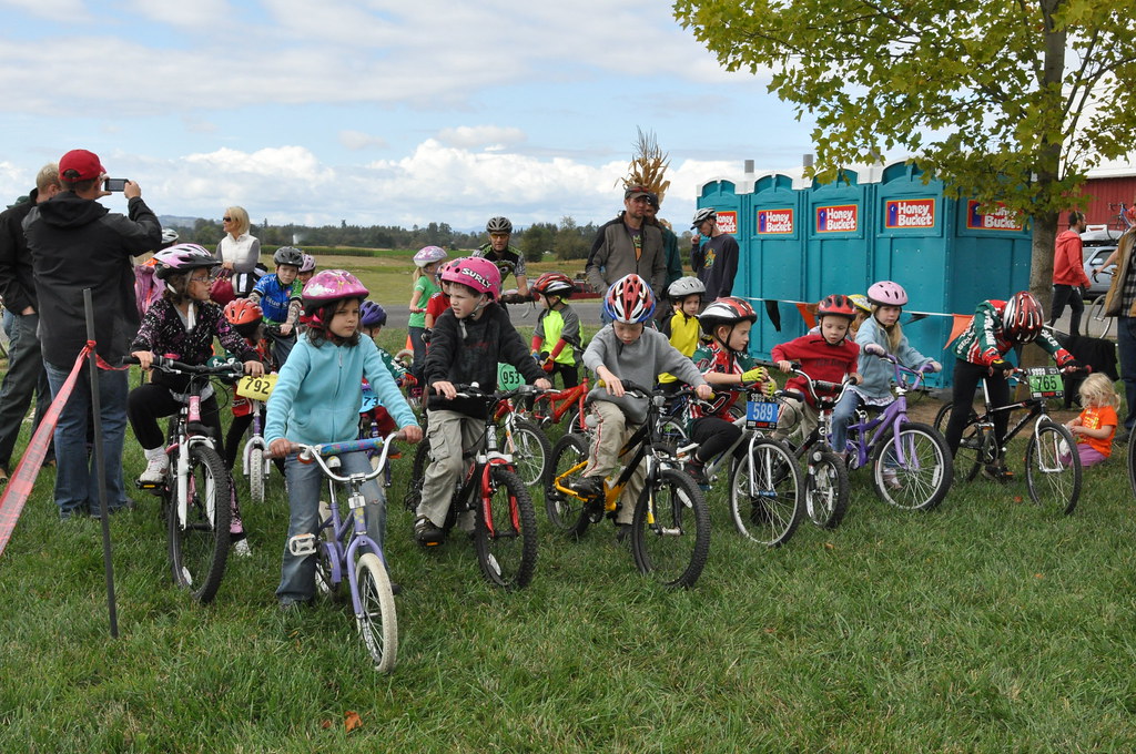 Kids line up for the Kiddie Cross part of the race at Heiser Farms.