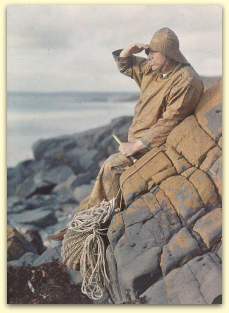 Pêcheur sur un rocher regardant la mer. Vers 1909-1912. Autochrome de Gustave Gain, Inv. 89.464. © MIMDI