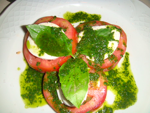 Ensalada Caprese con tomate, mozarella y albahaca
