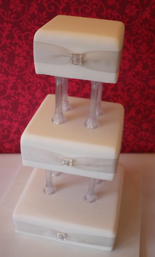 If anyone has modern looking cakes with columns please share