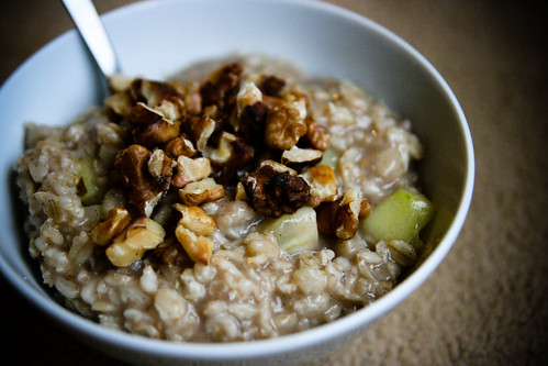 Oatmeal with Pears and Walnuts
