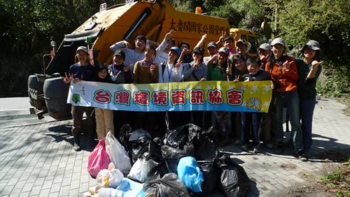 志工們費盡千辛萬苦將垃圾運送下山，卻不以為苦，臉上盡是笑容滿溢，圓滿達成綠色保育行動。