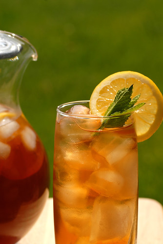 glass_of_iced_tea_with_a_pitcher