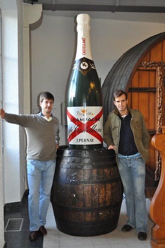 Marylebone&Monthy junto a la botella gigante