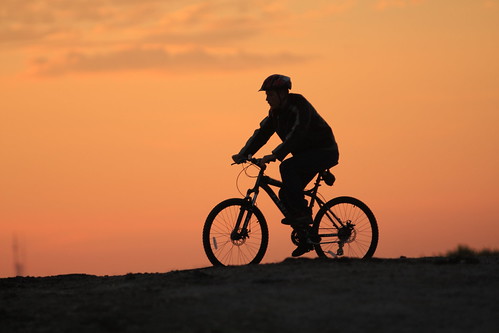Photo silhouette biking