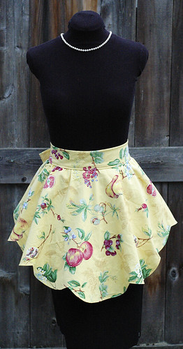 "DINA" Yellow scalloped apron
