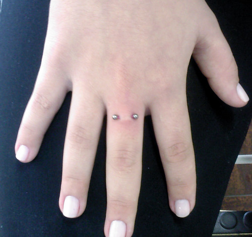 Finger. Piercing no dedo, este tipo de piercing geralmente são expelidos 