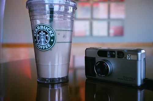 你拍攝的 Starbucks and Contax T2。