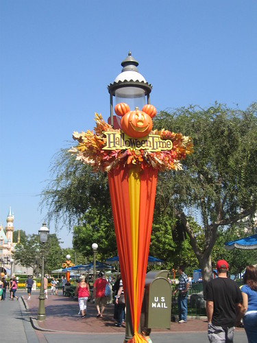 halloween lamp post