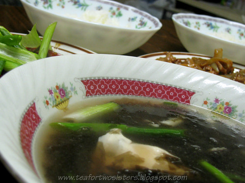 Seaweed soup with egg and green onions