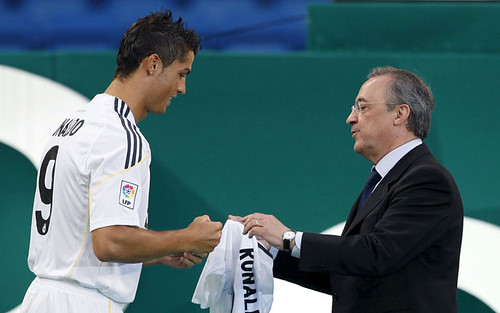 Il Presidente Florentino Perez consegna la maglia numero 9 a Cristiano Ronaldo by Calcio Better.