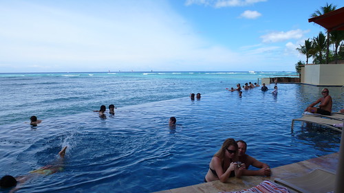 09.12.09 Infinity Pool at the Sheraton Waikiki Hotel