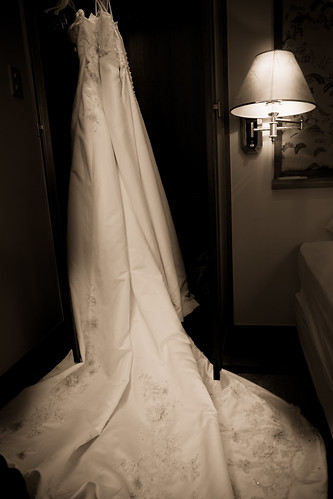 垂掛的結婚禮服。