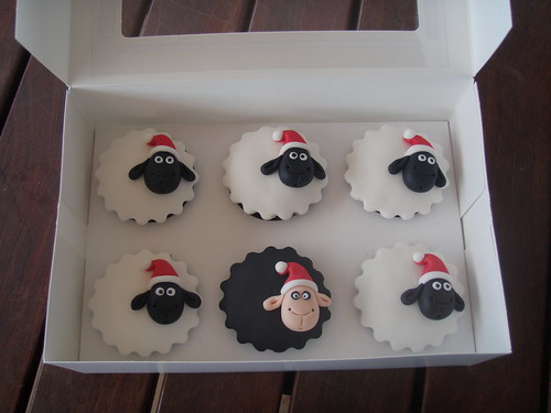 Masterpiece do Mossy - Natal cómico ovelhas cupcakes.  Eu chamo essas - Mesmo a ovelha negra se comporta no Natal!
