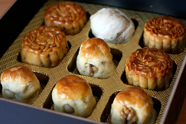 Baked mini mooncakes